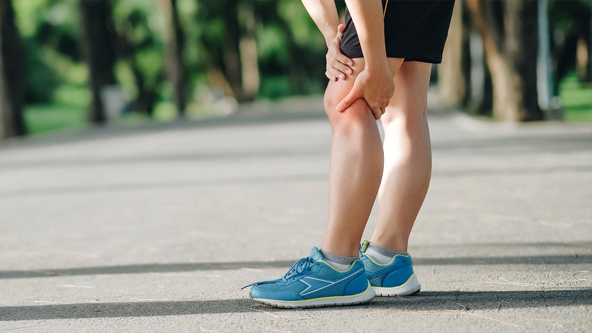 Runner holding knee