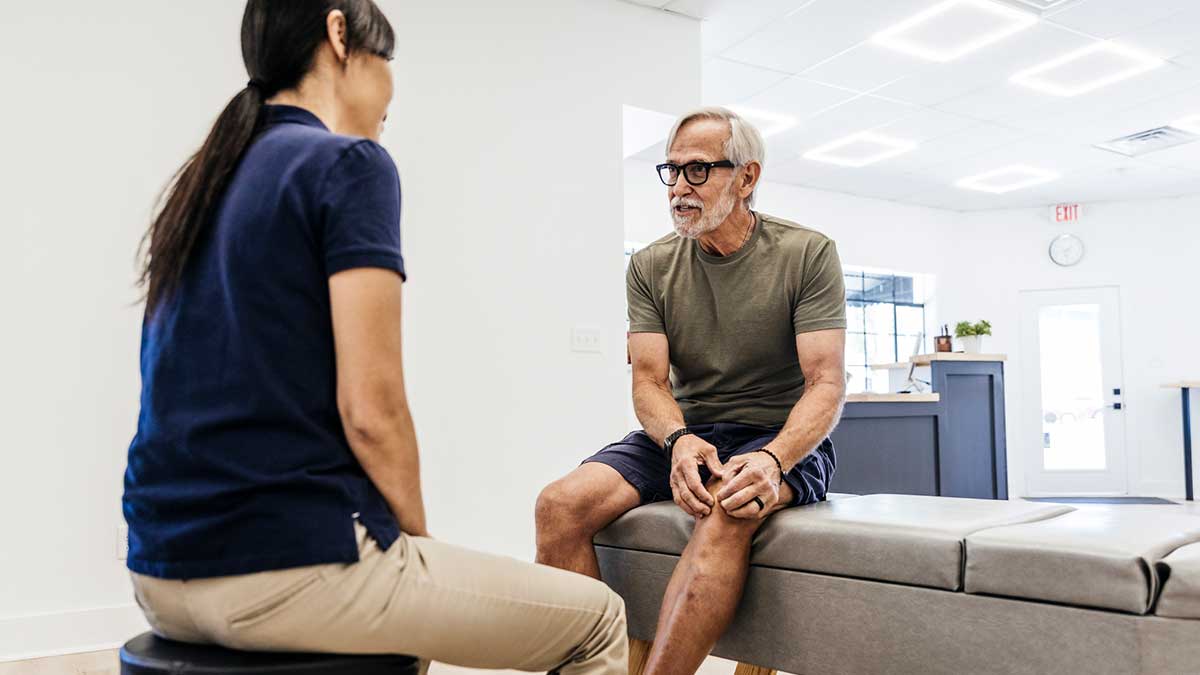 Man with a knee issue visiting a specialist